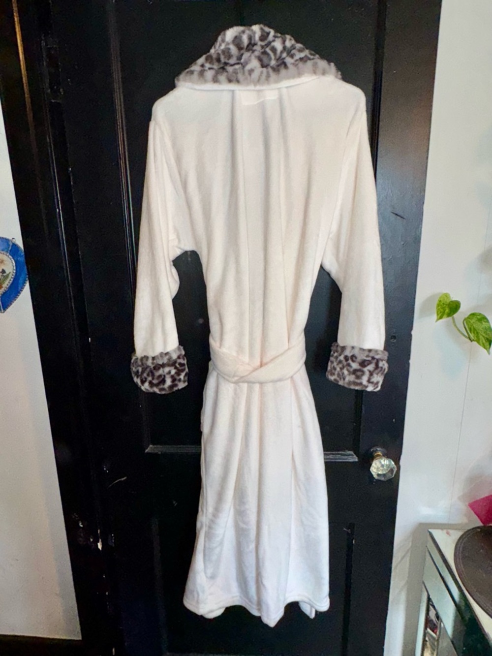 NWT Cream Plush Robe with Leopard-Print Trim - Picture 5 of 5